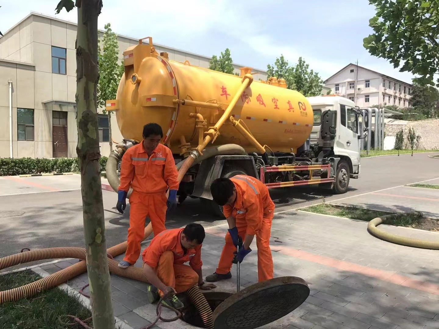 乌苏管道疏通车停在窨井附近