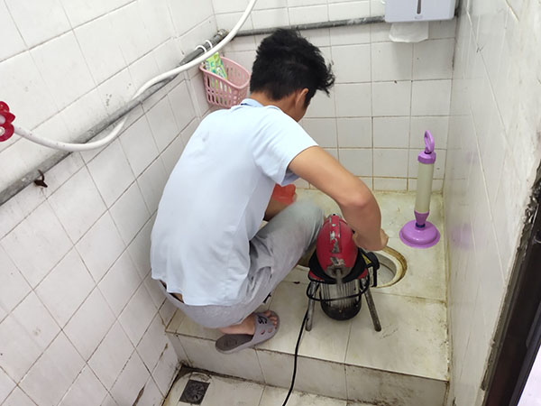 乌苏管道堵塞冒臭气 专业师傅现场解决问题