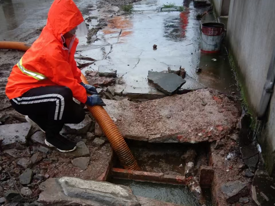 乌苏专业清理污水池 炜誉市政以规范流程守护城市 “肠道”