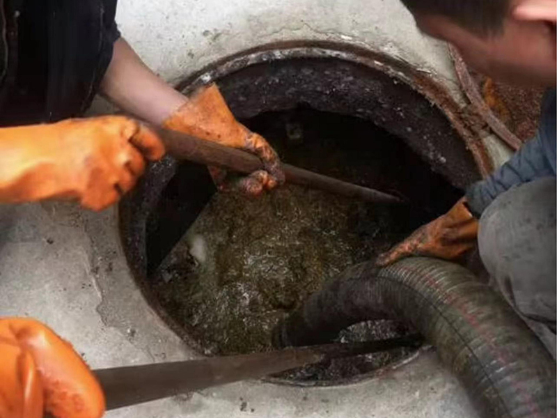 乌苏清理化粪池时如何避免沼气的危害？